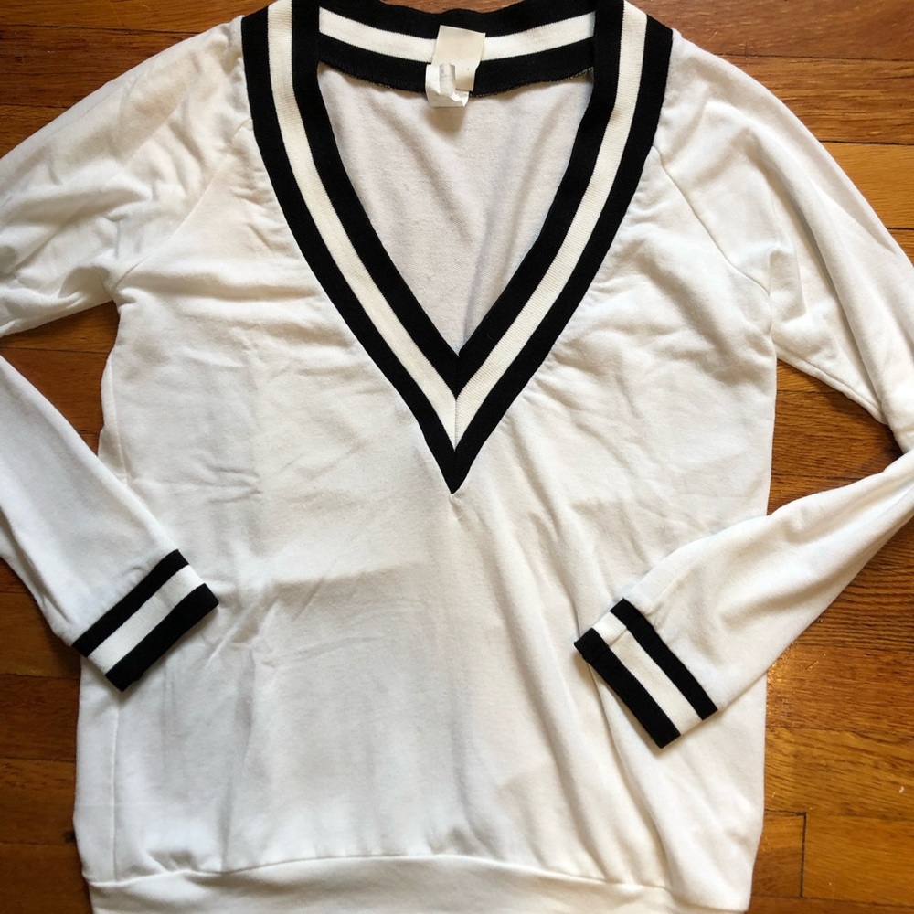 FREELOADER white V sweater